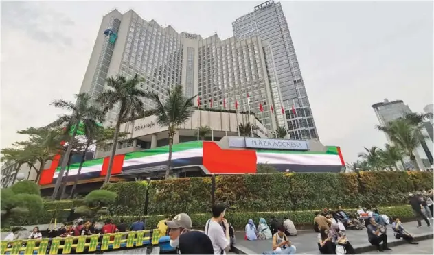  ?? ?? ↑
Several iconic landmarks in Indonesia celebrated National Day by displaying the UAE flag.