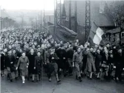  ??  ?? Conçu pour susciter des actions de solidarité en faveur des mineurs en lutte (dons, accueil des enfants de grévistes), La Grande Lutte des mineurs fut interdit, suite à l'arrêté du 6 décembre 1948 qui soumettait les films non-commerciau­x à une censure...