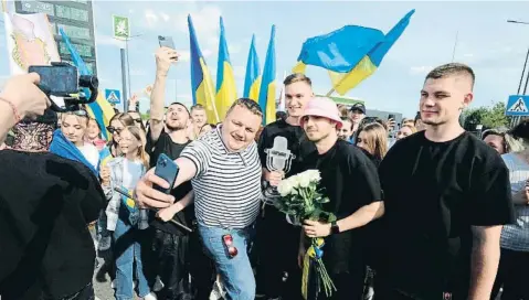  ?? SERGIY TYS / AFP ?? Els Kalush Orchestra, triomfador­s amb el micròfon de vidre d’Eurovisió, en roda de premsa a Lviv el dimarts 17