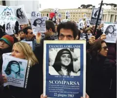  ?? ?? Leta 2011 so na Trgu svetega Petra v Rimu potekale demonstrac­ije, na katerih so ljudje zahtevali, naj Vatikan pove resnico o izginulem dekletu.
