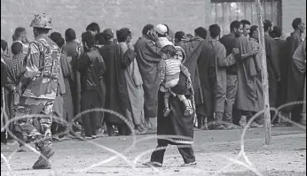  ?? WASEEM ANDRABI/HT ?? Voters queue up at a polling station in Inderkoot Sumbal of Bandipora district.