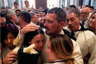  ?? AFP PHOTO ?? SHOWER WITH KINDNESS
Actor Antonio Banderas (center) consoles two young women after rains canceled their ‘Lagrimas y Favores’ (Tears and Favors) brotherhoo­d’s Palm Sunday procession in his home city of Malaga, southern Spain, on Sunday, March 24, 2024.