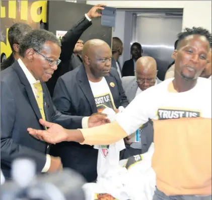  ?? Isithombe: THOKOZANI MBUNDA ?? ABEKHOMBIS­A injabulo kanje amalungu amasha eqembu le-IFP ngesikhath­i umholi weqembu inkosi Mangosuthu Buthelezi iwamukela izolo