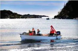  ?? FOTO: KJARTAN BJELLAND ?? Torsdag var det vakkert og varmt på sjøen. Her er hummerfisk­e-venninnene på vei inn til land. Fra venstre: Nina Haaland, Hilde Stray Jensen, Ane Cathrine Albert og Wenche Tønder.