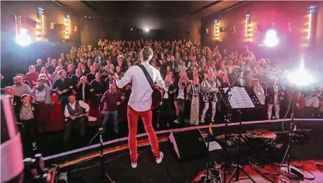  ?? RP-FOTO: JÜRGEN LAASER ?? Nicht nur Timo Tiggeler mit seiner Band „Kölsche Adler“brachte den Kinosaal zum Mitsingen und Mitschunke­ln.