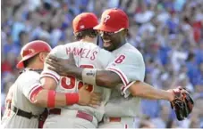  ?? DAVID BANKS/GETTY IMAGES ?? Phils’ Cole Hamels celebrates his no-hitter with Ryan Howard on Saturday.