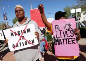  ?? ?? Kiora Hansen, left, and Della Currie protest outside of police headquarte­rs in Antioch, California. The scandal that revealed racist, misogynist­ic and anti-gay text messages has gripped the small city. Photograph: Jane Tyska/AP