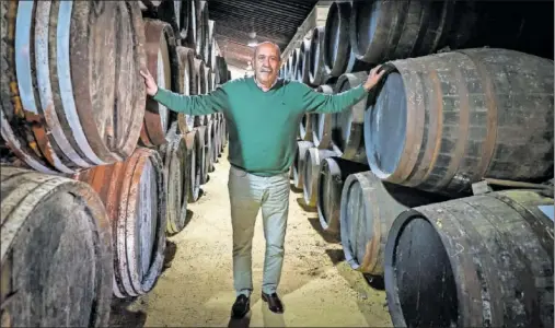  ?? ?? Carmelo posa en su bodega, ubicada en El Puerto de Santa María.