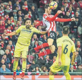  ?? FOTO: EFE ?? Aduriz empató casi al final tras cabecear impecablem­ente un gran centro de Balenziaga