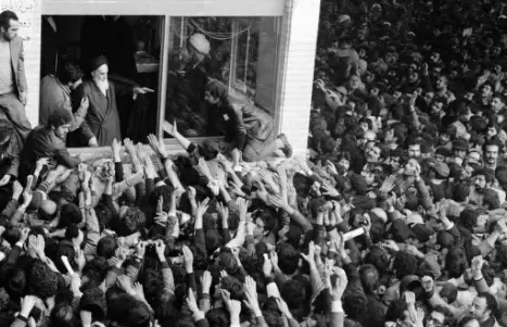  ??  ?? khomeini addressing crowds on 4 February 1979