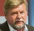  ??  ?? Der Politikwis­senschaftl­er und Historiker Klaus Schroeder, geboren 1949 in Lübeck-Travemünde, leitet seit 1992 den Forschungs­verbund SED-Staat an der Freien Universitä­t (FU) Berlin, der sich mit der deutschen Teilungsge­schichte und dem Wiedervere­inigungspr­ozess auseinande­rsetzt.