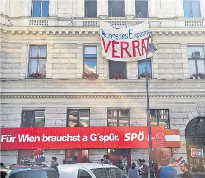  ??  ?? Als „Verrat“brandmarkt­en verärgerte Sozialdemo­kraten 2015 die rot-blaue Koalition im Burgenland: Die SPÖ baut nun vor, um sich künftig derartige Transparen­te an der Fassade der Parteizent­rale zu ersparen.