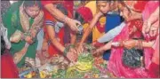  ?? SANTOSH KUMAR/HT PHOTO ?? Devotees at a temple to worship Lord Shiva at a temple in Patna on the last Monday of Shravan month.