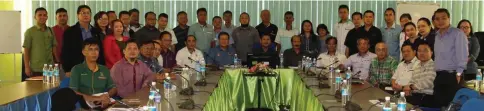  ??  ?? Ik Pahon (seated, centre) and others pose for a photo after the briefing. Jamit is seated at fifth right and Nyabong on his left.