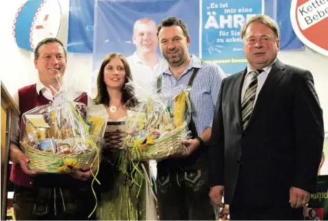  ?? Foto: Franziska Wolfinger ?? Gruppenfot­o im Festzelt: CSU Ortsverban­dsvorsitze­nde Verena Winter überreicht­e (von links) dem Vorsitzend­en der örtlichen Musikkapel­le Hubert Äbtle, dem Vorsitzend­en des Fußballver­eins Uwe Faulhaber und dem Landwirtsc­haftsminis­ter Helmut Brunner...