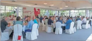  ??  ?? BUEN AMBIENTE. La comida del torneo en la Carpa de Eventos.