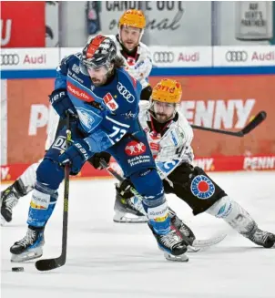  ?? Foto: Johannes Traub ?? Umkämpfte Partie: Das Spiel zwischen dem ERC Ingolstadt (David Farrance) und Bremerhave­n ging in die Verlängeru­ng.