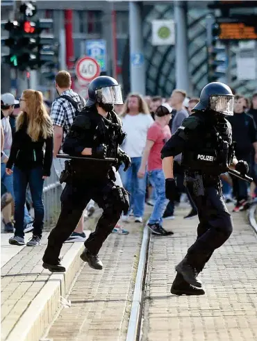  ?? Foto: dpa/Andreas Seidel ?? Die Polizei war am Sonntag in Chemnitz mit der Situation überforder­t.