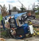  ??  ?? DAÑOS. Una casa y un vehículo fueron arrasados por el paso del tifón Mangkhut. (AFP)