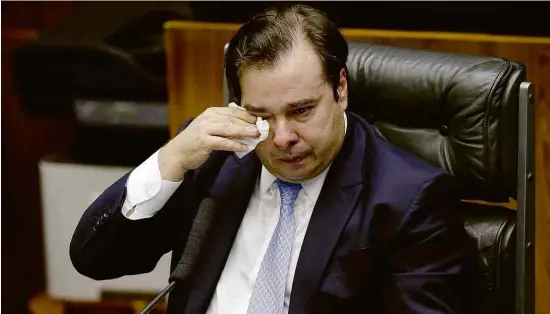  ?? Pedro Ladeira/Folhapress ?? O deputado Rodrigo Maia (DEM-RJ) chora no último discurso como presidente da Câmara, cargo que exercia desde 2016