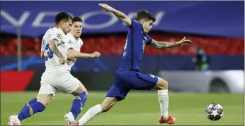  ?? ANGEL FERNANDEZ — THE ASSOCIATED PRESS ?? Chelsea’s Christian Pulisic, right, duels for the ball with Porto’s Otavio during the Champions League quarterfin­al second leg soccer match at the Ramon Sanchez Pizjuan stadium, in Seville, Spain on Tuesday.