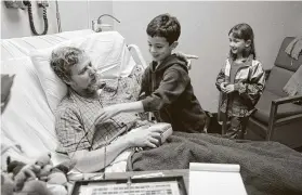  ?? Staff file photo ?? Mike Snyder plays with young visitors while awaiting his 1998 liver transplant.