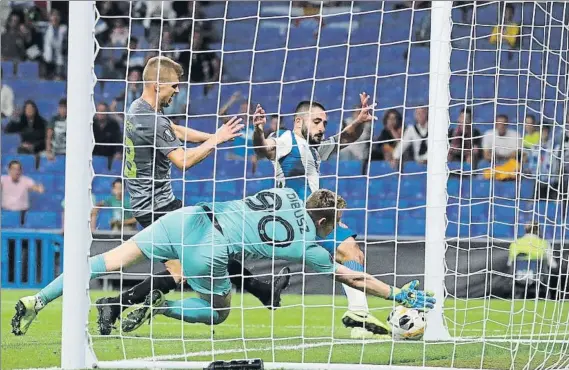  ?? FOTO: MORATA ?? Vargas insistió y se llevó el premio del gol Fue el jugador más activo del ataque blanquiazu­l y marcó antes de irse sustituido