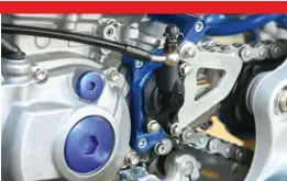  ??  ?? Idem sur la WR-F 250 avec le support alu anodisé bleu et le récepteur Brembo en noir. La protection de pignon est ici en alu mais définitive.