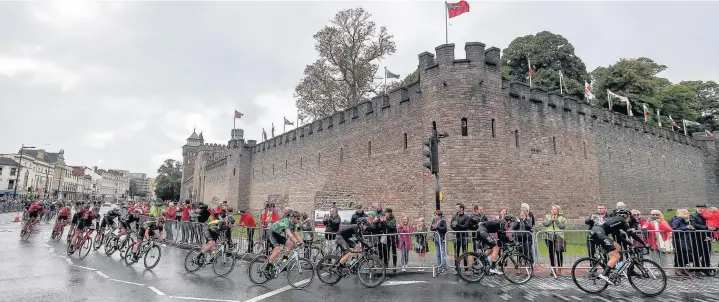  ?? David Davies ?? &gt; The peleton speeds past Cardiff Castle during a rain-lashed stage eight of the OVO Energy Tour of Britain from Worcester to Cardiff yesterday
