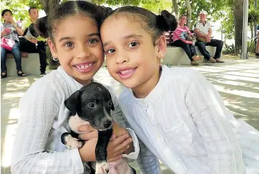  ??  ?? Andrea Camila y Camila Andrea Medina Muñoz junto a su nueva mascota, que decidieron llamar ‘Micky’.