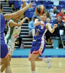  ??  ?? Toowoomba Mountainee­rs player Celeste Williams fires off pass.