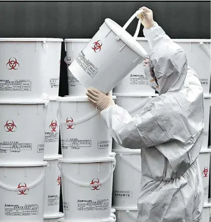  ?? AP ?? Cubetas con desechos médicos de pacientes con coronaviru­s en un hospital de Daegu, Corea del Sur.