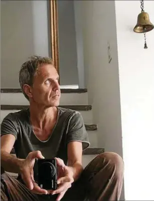  ??  ?? Michael Schindhelm in einem Selbstport­rät in seinem Haus in Lugano. Der aus Thüringen stammende Kulturmana­ger lebt in der Schweiz und in London. Foto: Michael Schindhelm