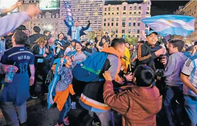  ??  ?? 1. Carnaval Após o jogo em Quito, argentinos vão as ruas para celebrar
2. Marco
O palco principal da festa foi o Obelisco, na região central de Buenos Aires
3. Craque Torcida celebra gol de Messi