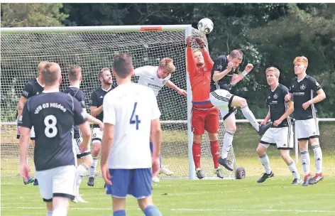  ?? FOTO: MICHAEL BÜTTNER ?? Torhüter Michael Miler (am Ball) hatte viel Arbeit. Kurz vor dem Abpfiff musste er zudem verletzt vom Feld.