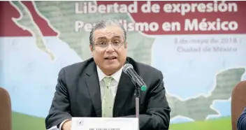  ??  ?? Édgar Corzo Sosa, quinto visitador general de la CNDH, presentó el documental Libertad de expresión. Periodismo en México, que aborda la problemáti­ca que enfrenta el gremio en el país.