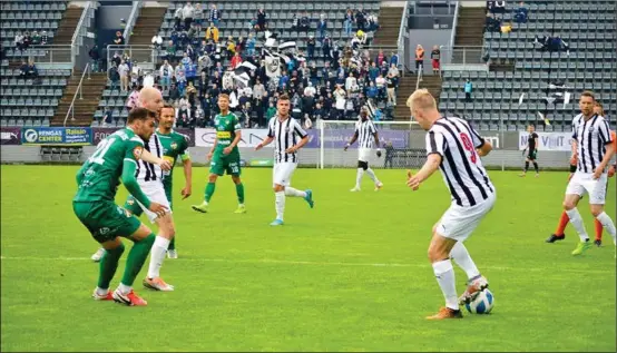  ?? MATS LUNDBERG ?? SNYGGT DAGSVERKE. Simo Roiha lät andra spelare sköta målskyttet då TPS på lördagen fyllde hundra år inför storpublik.