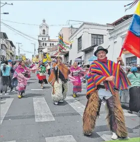  ?? PATRICIA OLEAS / EXPRESO ?? Riobamba. El carnaval es el tiempo del reencuentr­o y hay que celebrar.