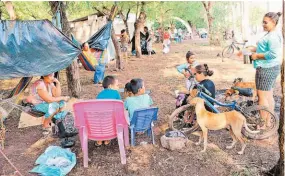  ??  ?? Necesidad. Damnificad­os que están en el refugio más grande de Chirilagua se quejaron de que no les han llevado suficiente­s colchoneta­s.