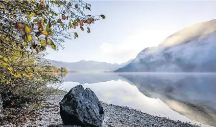  ?? MARTIN HUBER ?? Der Grundlsee zeigt sich hier von seiner schönsten Seite, aber auch der Abfall wird zum Thema