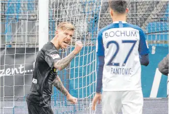  ?? FOTO: DPA WEIHRAUCH ?? Traf für Sandhausen in Bochum in der Nachspielz­eit zum Unentschie­den: Profi Philip Türpitz aus Rißtissen.