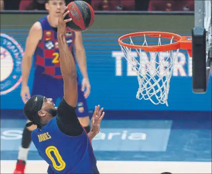  ?? FOTO: EFE ?? Brandon Davies, pívot del Barça, machacando el aro del Iberostar Tenerife en el encuentro de ayer de la Fase Final ACB