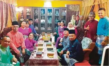  ??  ?? KELUARGA Rabiah menyediaka­n kek lapis untuk dijamu kepada tetamu di Aidilfitri.