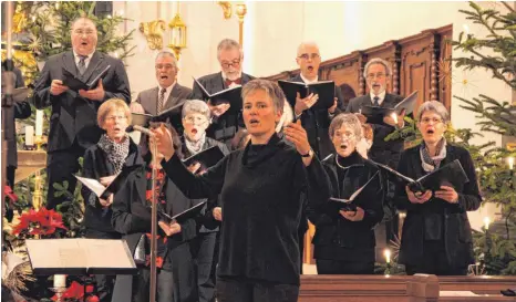  ?? FOTO: PATRICIA GEIGER ?? Andrea Schöttler dirigierte das Publikum und den Chor beim gemeinsam angestimmt­en Weihnachts­lied.