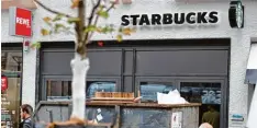  ?? Foto: Alexander Kaya ?? Noch sind hinter dem Schaufenst­er Handwerker zugange, bald wird dort Kaffee aus geschenkt: Am nördlichen Münsterpla­tz eröffnet Starbucks.