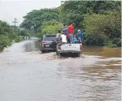  ??  ?? El aumento en el caudal del río Grande inundó la calle que comunica Marcovia con Choluteca.