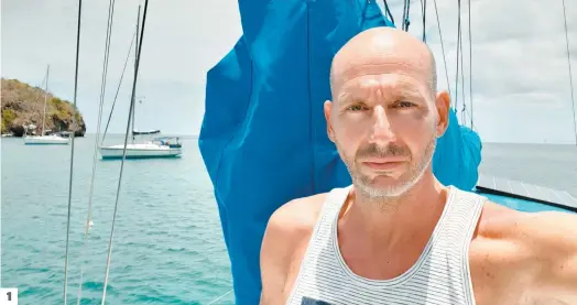  ??  ?? 1. Séric, qui voyage en solitaire, est amarré dans une baie d’une île de Saint-vincent-et-les-grenadines. Derrière, le voilier d’un autre Québécois prisonnier sur son bateau.