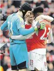  ?? Petr Čech se raduje se spoluhráči z Arsenalu z vítězství nad vedoucím Leicestere­m. ??