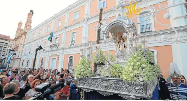  ?? REPORTAJE GRÁFICO: JOSUÉ CORREA ?? La Virgen de la Cinta cruza el arco de flores de papel instalado en su honor al final del porche de La Merced.