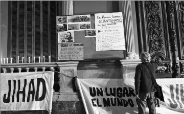  ??  ?? Human rights activists light candles outside the Foreign Ministry in Montevideo in support of Jihad Diyab. — AFP photo